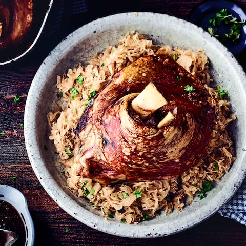 Knusprige Schweinshaxe mit Biersauce, Sauerkraut und Kartoffelklößen: Ein bayrischer Genuss!