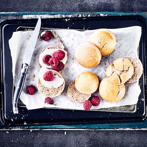 Ob zum Tee oder für Ihr Party-Buffet: die typischen englischen Gebäckstücke passen zu jedem Anlass. Probieren Sie unsere Himbeercreme dazu. Sie werden die Scones lieben!