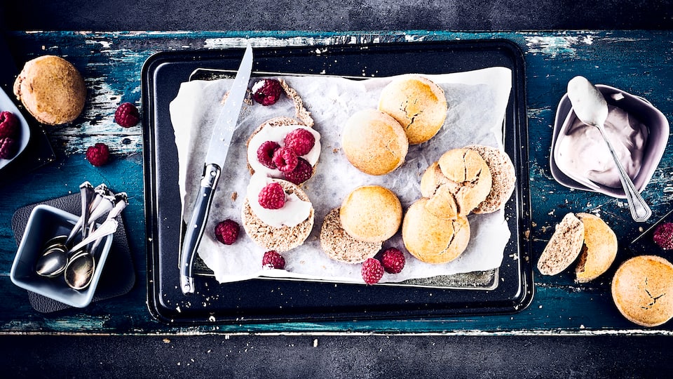 Scones mit HimbeercremeOb zum Tee oder für Ihr Party-Buffet: die typischen englischen Gebäckstücke passen zu jedem Anlass. Probieren Sie unsere Himbeercreme dazu. Sie werden die Scones lieben!