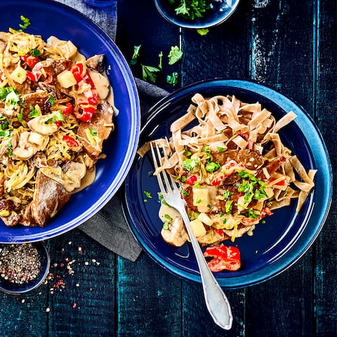 Geschnetzeltes mit Pilzen und dazu Nudeln ist immer eine Idee fürs Familienessen und wer auf Fleisch verzichten möchte, probiert einfach mal unser Rezept für selbstgemachtes Seitan-Geschnetzeltes aus!