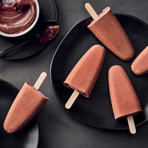 Dieses Sommer-Dessert schmeckt Groß und Klein: Probieren Sie unser Rezept für selbstgemachtes Nutella-Eis mit Vanillezucker, Eigelb, Kakaopulver und Sahne – in 25 Minuten zubereitet!