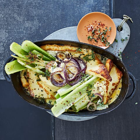 Ein kleiner Tipp für unseren leckeren Sellerie-Auflauf mit Halloumi: Wer es im Winter noch würziger mag und etwas Abwechslung möchte, kann hier gerne den Sellerie durch Lauch tauschen. 