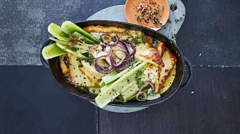 Ein kleiner Tipp für unseren leckeren Sellerie-Auflauf mit Halloumi: Wer es im Winter noch würziger mag und etwas Abwechslung möchte, kann hier gerne den Sellerie durch Lauch tauschen. 