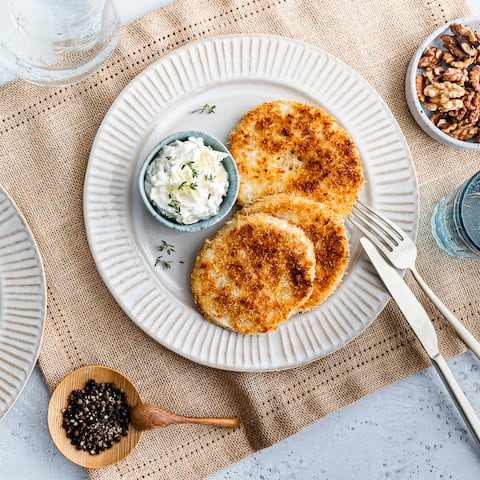 In der vegetarischen Küche ein klassisches Gericht und richtig lecker sind unsere Sellerieschnitzel. Wir servieren sie mit selbstgemachtem Apfel-Dip. 