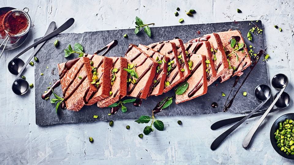 Semifreddo oder auch „Halbgefrorenes“ lässt sich in vielen Sorten herstellen und schmeckt mindestens so lecker wie Eis. Einfach einmal ausprobieren!