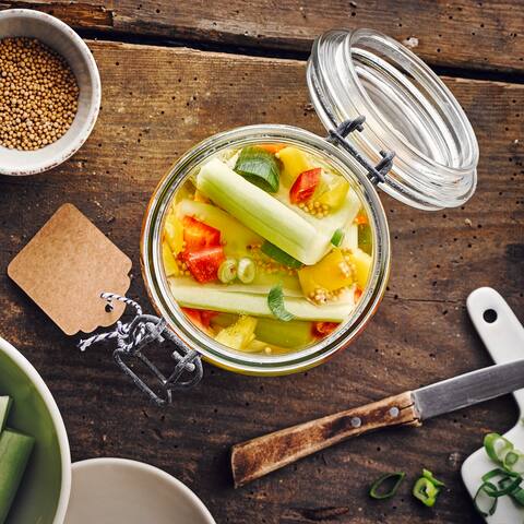 Was tun mit der üppigen Gurkenernte aus dem Garten? Verarbeiten Sie die Kürbisgewächse zur haltbaren Konserve und entdecken Sie unser Rezept für würzige Senfgurken!
