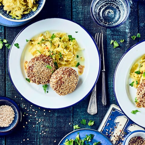 So lecker ist richtige Hausmannskost: Wir servieren heute knusprige Hack-Buletten mit einer Sesamkruste auf feinem Wirsinggemüse. 
