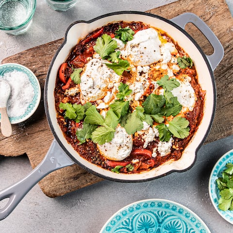 Traditionelles israelisches Gericht mit Tomate und pochiertem Ei.