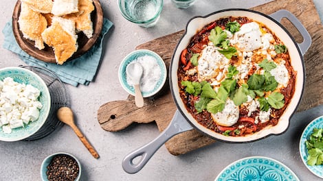 Traditionelles israelisches Gericht mit Tomate und pochiertem Ei.