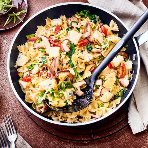 Unsere Nudelpfanne mit einer Mischung aus Farfalle, Shiitake-Pilzen und Blattspinat ist in rund 20 Minuten zubereitet. Überzeugen Sie sich selbst!