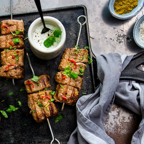 Typisch orientalisch ist unser Shish-Kebab-Rezept mit Grillspießen aus Lammfleisch sowie einem selbstgemachten Minz-Dip. Testen Sie auch unsere Kebab-Varianten aus Geflügelfleisch oder als Fladenbrot mit vegetarischer Füllung.