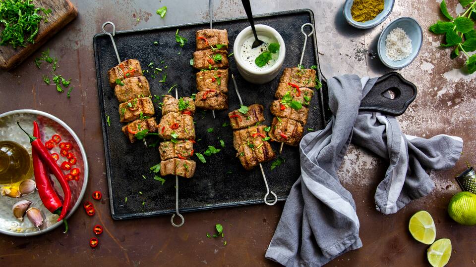 Typisch orientalisch ist unser Shish-Kebab-Rezept mit Grillspießen aus Lammfleisch sowie einem selbstgemachten Minz-Dip. Testen Sie auch unsere Kebab-Varianten aus Geflügelfleisch oder als Fladenbrot mit vegetarischer Füllung.