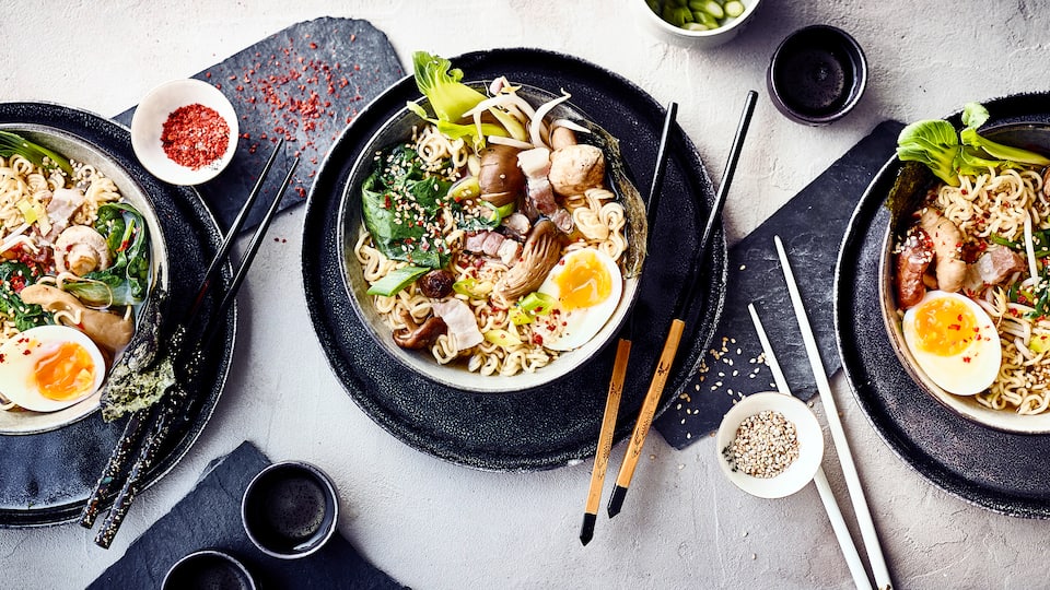 Wer die fernöstliche Küche liebt, sollte unser Rezept für Shoyu Ramen probieren: Die japanische Nudelsuppe mit Schweinebauch schmeckt lecker würzig.
