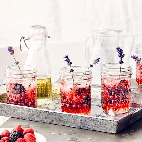 Essigsirup mit Lavendel, Zucker und Beeren ergibt einen herrlich erfrischenden Shrub. Der Name „Shrub“ steht für einen essiggesäutern Fruchtsirup.