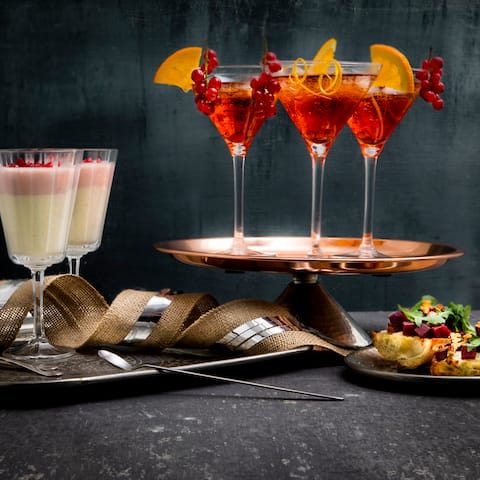 Zum Jahresende darf es selbstverständlich etwas mehr sein! Bei unserem Rezept für ein Silvester Buffet bekommen Sie direkt 3 Köstlichkeiten, die gemeinsam Sie und Ihre Gäste beim Silvester Dinner verzücken werden!