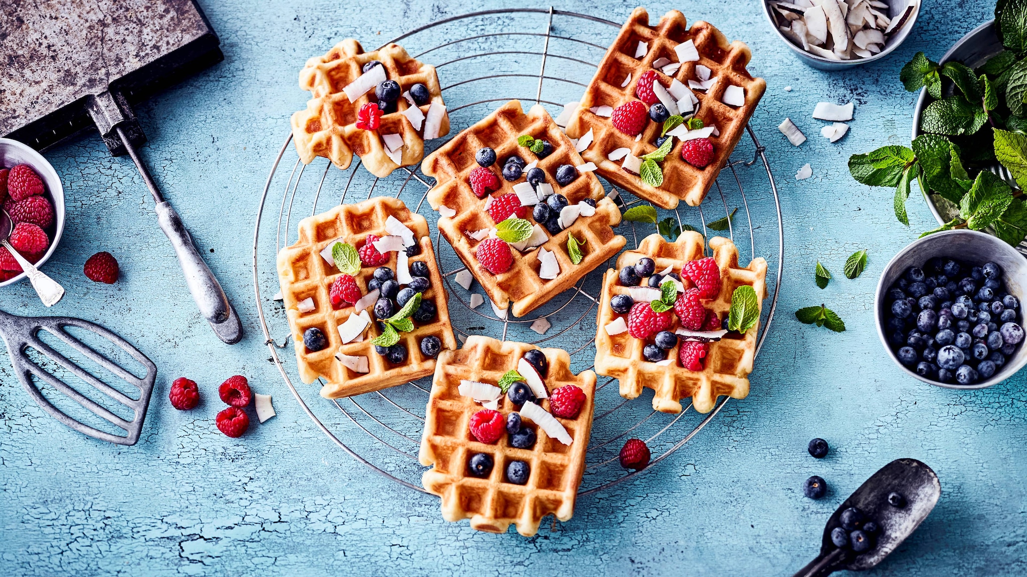 Skyr-Waffeln mit Beeren, Minze und groben Kokosraspeln