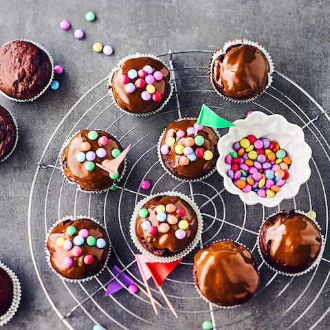 Unsere kunterbunten Smarties-Muffins sind einfach zuzubereiten und begeistern Kinder und Erwachsene gleichermaßen. Überzeugen Sie sich selbst!