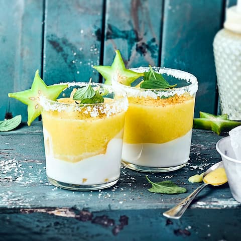 Exotische Erfrischung: Probieren Sie unseren Smoothie Cocktail mit frischer Ananas, Kokosmilch, Karambole und Minze – fruchtig und lecker!