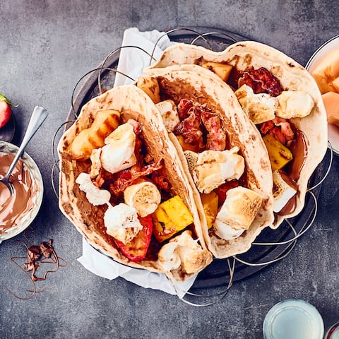 Wer diesen Trend aus den USA noch nicht kennt, sollte das unbedingt zu dieser Grillsaison ändern. Die Kombination von Marshmallows und Schokolade veredeln wir bei unseren Smores Grill Tortillas noch mit knusprigem Bacon und frischen Früchten. 