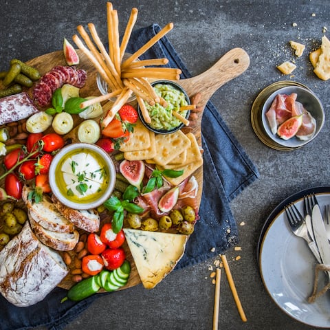 Ein spanischer Abend für Zuhause: Die große Snack-Platte mit Iberico-Schinken, Salami, Mozzarella, gefüllten Gemüse und vielem mehr hat für jeden Geschmack etwas dabei – verwöhnen Sie sich und Ihre Gäste!
