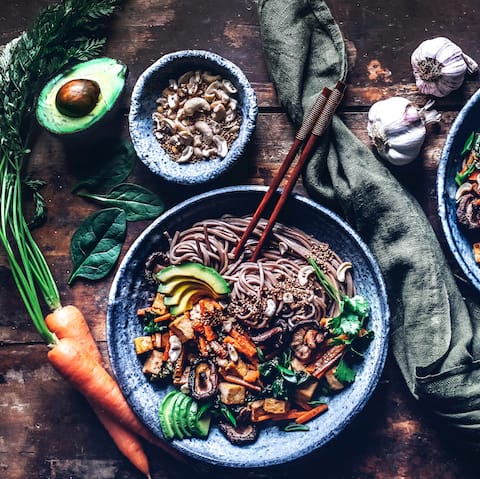 Japanische Soba Nudeln sind kalorienärmer als herkömmliche Pasta und mit viel Gemüse in Japan ein echter Klassiker!