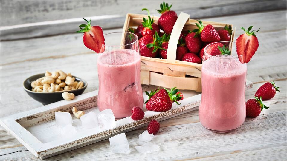 Den Sommer genießen: Unser Rezept für einen fruchtigen Hafer-Beerendrink mit Haferdrink, gemischten Beeren der Saison, Cashewkernen und Ingwerpulver.