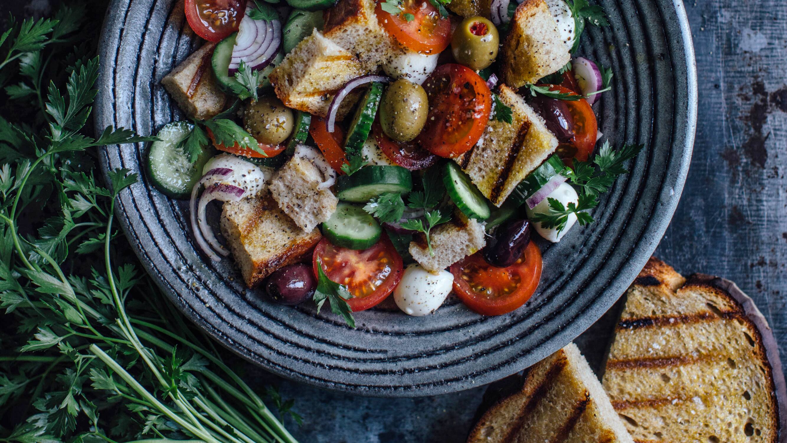 Sommerlicher Brotsalat - Rezept | EDEKA