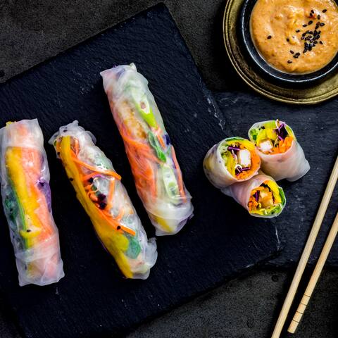 Perfekt als Snack oder leichtes asiatisches Abendessen: Reispapierrollen mit Gemüse und Tofu gefüllt und leckerer Erdnussdip.