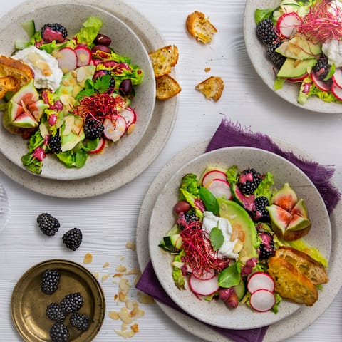 Sommerlicher Salat mit Brombeeren, Avocado, Feigen, Burrata und Brombeer-Dressing. Dazu gibt es selbstgemachte Brotchips