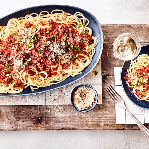 Veganes Pastagericht: Probieren Sie unsere Spaghetti mit einer Bolognese aus passierten Tomaten, Tofu und Pinienkernen – fertig in nur 25 Minuten!
