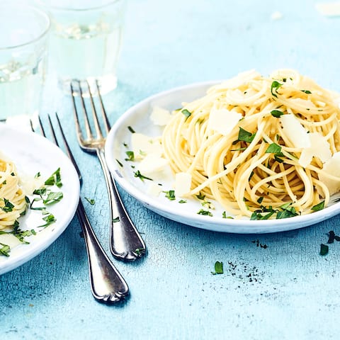 Einfach und schnell zubereitet ist unser Spaghetti aglio e olio Rezept ein bekannter Genuss der italienischen Küche. 