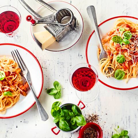 Traditionell italienisch: Spaghetti al amatriciana – der Geschichte nach mit nicht leicht vergänglichen Lebensmitteln einfach und schnell zubereitet.