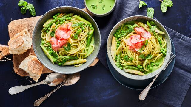 Spaghetti mit Erbsensoße und gebratenem Spargel