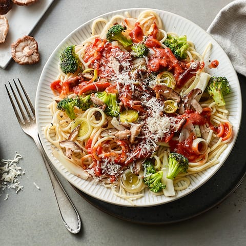 Ihr unkompliziertes Gericht für den Feierabend: Kombinieren Sie Spaghetti mit Brokkoli, Shiitake, Fenchel und Lauch für eine vegetarische Pasta.