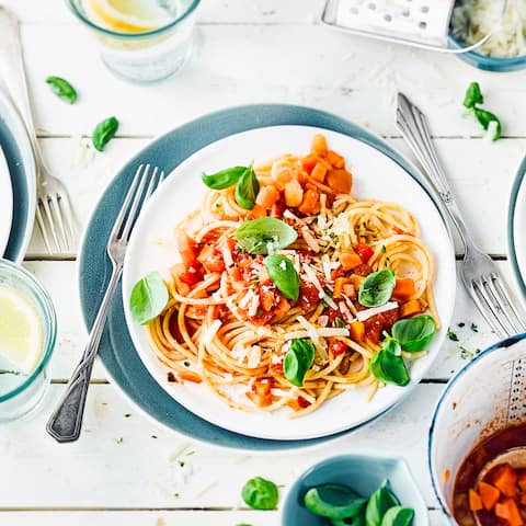 Dieses vegetarische Pastagericht schmeckt nicht nur Kindern gut: Probieren Sie unsere Spaghetti mit einer Soße aus Karotten, Zwiebeln, Pastinaken und Paprika – fertig in 35 Minuten!