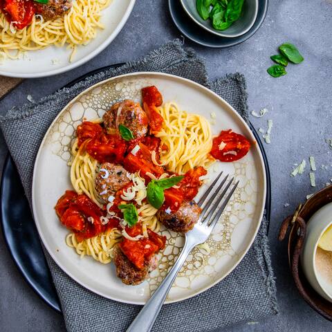 Selbstgemachte Nudeln, Tomatensauce und Fleischbällchen werden bei uns ruckzuck zu Spaghetti mit Meatballs. Einmal probiert ist das sicherlich nicht nur ein Lieblingsessen für die Kleinen!