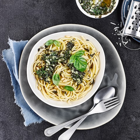 Mit unserem Rezept bringen Sie diesen Klassiker im Nu selbst auf den Tisch: Spaghetti mit Pesto aus frischem Basilikum – fertig in 20 Minuten!