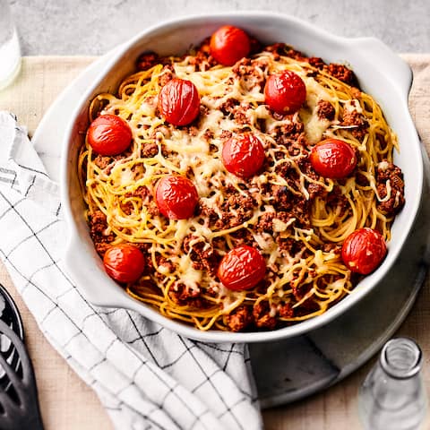 Sie mögen es mediterran? Dann probieren Sie unser Rezept für einen Spaghettiauflauf mit frischen Tomaten in einer pikanten Hackfleisch-Soße einmal aus!