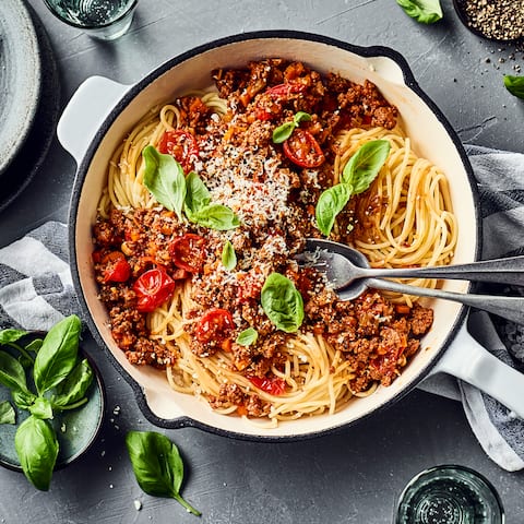 Mögen Sie es mediterran und herzhaft? Dann probieren Sie unsere Spaghettipfanne mit Kirschtomaten, Sellerie, Möhren und Rinderhack einmal aus – verfeinert mit einem Schuss Rotwein!
