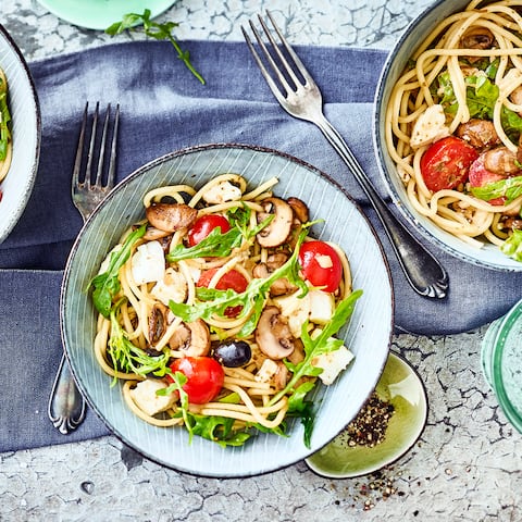 Unser Rezept für Spaghettisalat mit Rucola ist in nur 15 Minuten zubereitet: Mit Champignons, Büffelmozzarella, Kirschtomaten und Oliven – gleich ausprobieren!