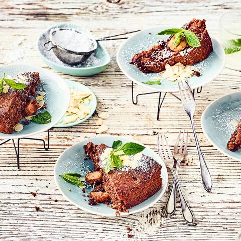 Gemahlene Haselnüsse und Rum verleihen dem spanischen Apfelkuchen sein besonderes Aroma und machen den Rührteig schön saftig. Möchten Sie den Kuchen mit Ihren Kindern genießen, backen Sie ihn einfach mit alkoholfreiem Rumaroma.