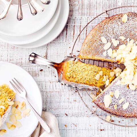 Spanischer Mandelkuchen ist rund, mit Puderzucker bedeckt, ist innen goldgelb und schmeckt einfach köstlich nach Mandeln. Der heiße Kuchen wird mit Mandellikör beträufelt und erhält dadurch einen ganz besonderen Geschmack.