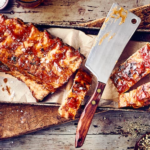 Ein amerikanisches BBQ kommt nicht ohne sie aus: Auch hierzulande gehören Spare Ribs zu den beliebtesten Grillspezialitäten. Marinieren und grillen Sie die würzigen Rippchen selbst oder bereiten Sie das Fleisch im Backofen zu.