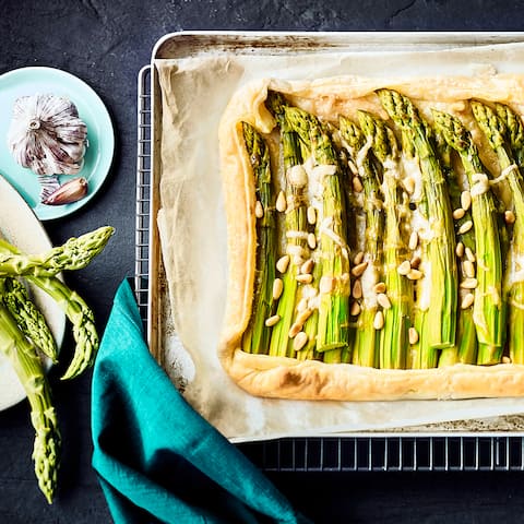 Köstliche Blätterteig-Tarte mit grünem Spargel, Knoblauch, Blätterteig, Parmesan und gerösteten Pinienkernen - nur 5 Zutaten und ein traumhaftes Ergebnis!