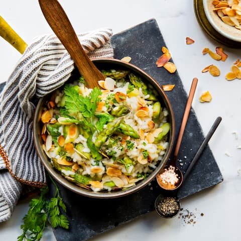Kosten Sie die Spargelsaison aus und probieren Sie unser aromatisches Risotto mit grünem Spargel. Veredelt mit Parmesan und Kerbel, wird das feine Reisgericht mit Gemüsebrühe gekocht und mit Mandelblättchen serviert.