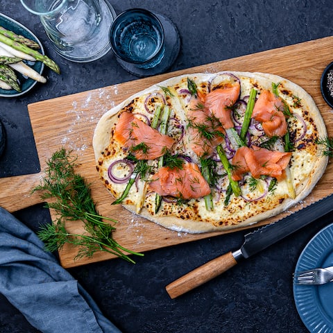 Sie lieben Spargel-Gerichte? Belegen Sie doch einmal Ihre Pizza mit dem köstlichen Stangengemüse! Unser Rezept begeistert außerdem mit Räucherlachs.