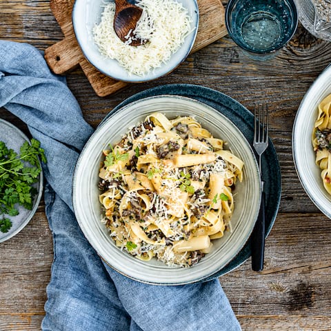 Unser Tipp für ein schnelles Sommergericht mit Spargel: Probieren Sie unser Spargelragout mit Tagliatelle, Schinkenwürfeln und Steinpilzen. 