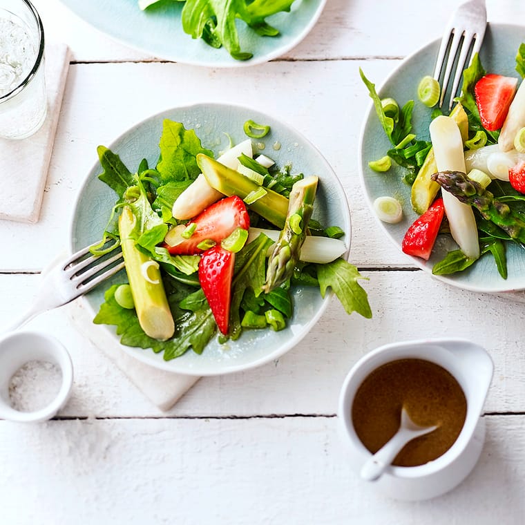 Spargelsalat mit Erdbeeren