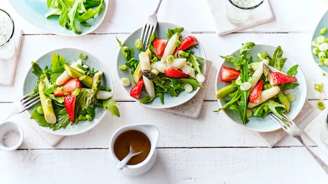 Spargelsalat mit Erdbeeren