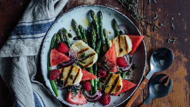 Spargelsalat mit Halloumi